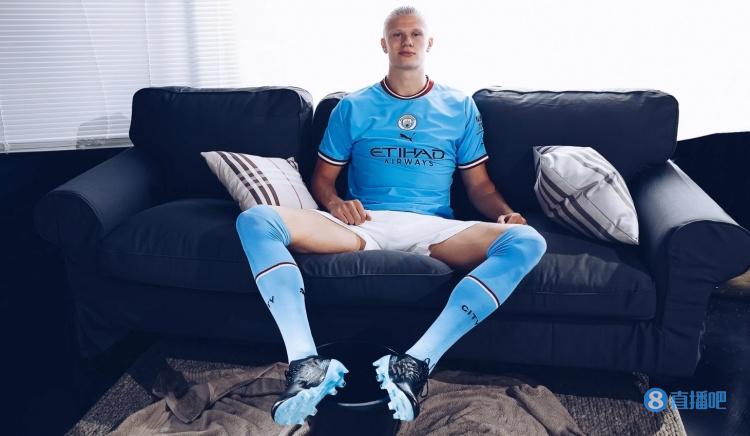 国安全队抵达北京，大兴机场内围满前来接机的国安球迷