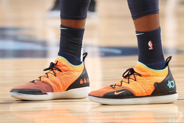 山东泰山今天下午在基地举行球迷开放日，一百多名球迷到场（山东泰山今日下午在基地举行球迷开放日，吸引百余名球迷到场）