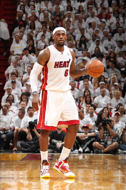 头球双响，孔德当选巴萨vs法兰克福全场最佳球员（孔德头球梅开二度，荣膺巴萨战法兰克福全场最佳）