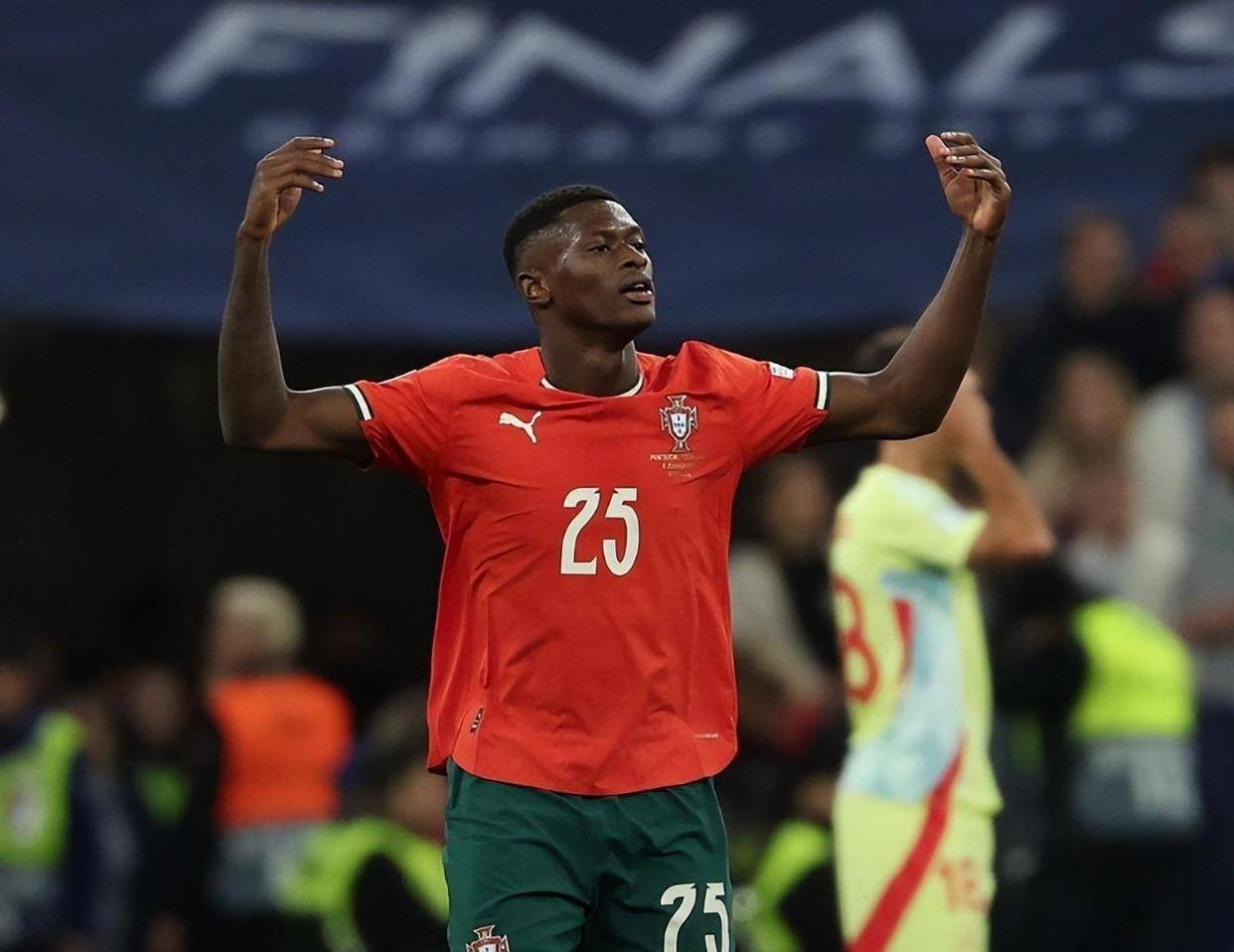 官方：桑德兰和主帅雷吉斯-勒布里斯续约至2028年（桑德兰官宣与主帅雷吉斯-勒布里斯续约，合同至2028年）