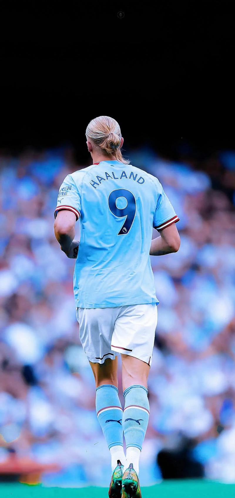 英媒：皇马有意在明夏引入范德芬，巴黎也在密切关注情况（英媒称皇马将范德芬列为明夏引援目标，巴黎同样紧盯其动态）