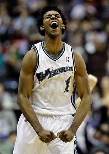 欧冠赛前穆里尼奥与两名昔日弟子重逢，并亲吻了斯内德的光头（欧冠前夜，穆里尼奥与两位旧将重逢，亲吻斯内德光头成看点）