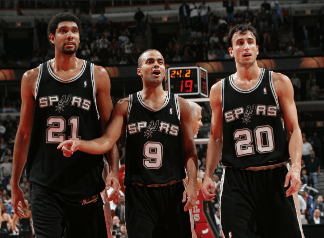 皇家马德里在圣马梅斯的闪耀之夜：逐一点评球员表现（圣马梅斯见证皇马高光时刻：逐个盘点球员发挥）