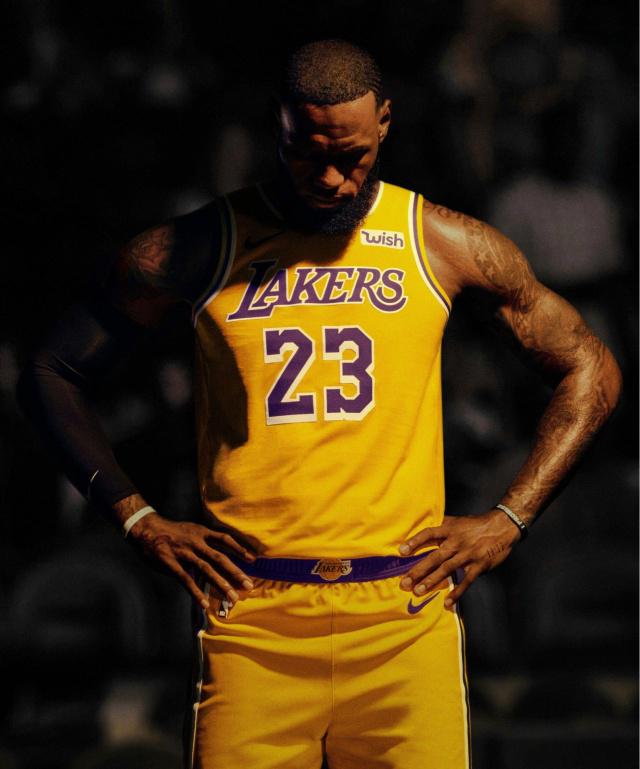 全网首发，足球纪录电影《决战梭鱼湾》明日12：00登陆爱奇艺（明日12：00，足球纪录电影《决战梭鱼湾》全网首发，上线爱奇艺）