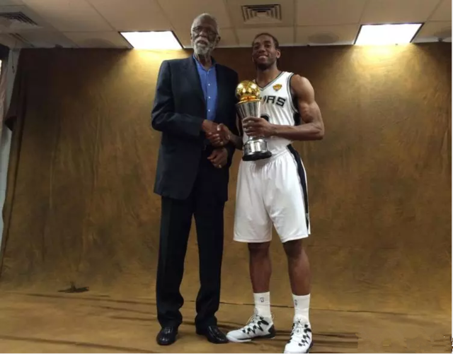 萨拉赫言论引爆激烈辩论，亨利按摩化解紧张气氛（萨拉赫发言引发激辩，亨利以按摩缓解紧张氛围）